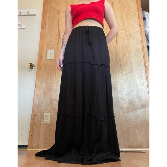 Elegant Black Maxi Skirt - Picture 3 of 3